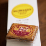 巴裡 小川軒 新橋店 - レーズンウィッチの箱の上に