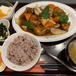 鶏龍軒 - 黒酢・酢豚定食　900円（十五穀米半ライス）
