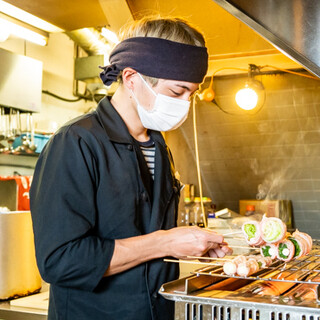 さっぱり脂の味彩豚とオリジナル味付けが魅力の「串巻き」！