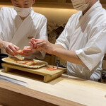 波濤 - あれっ私の大好きな、３，４人で海老剥くシーンが２人…！？ソーシャルディスタンスのせい？(´；δ；｀)ｳｩｯ