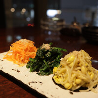 黒毛和牛焼肉 虎斑 北新地店 - ナムル盛り合わせ
