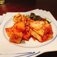 黒毛和牛焼肉 虎斑 北新地店 - キムチ盛り合わせ
