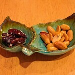 中国料理 琥珀 - スパイシーピーナッツ と ピーカンナッツ（胡桃）の飴炊き