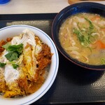 かつや - カツ丼(梅)539円、とん汁(大)176円