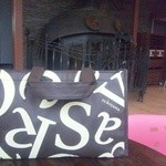 出口の暖炉風モニュメントと保冷剤バッグ315円