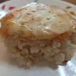 FamilyMart - ピリ辛明太の焼チーズおにぎり、チーズは片面だけ