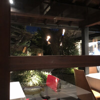 リストランテ イル コンティヌオ - 店内からお庭を望む