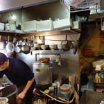 麺屋 悠 - 山内店主が、手際よく調理を進める!