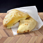 インドカリーダイニング コバラヘッタ - チーズナン