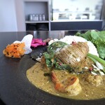 townz - ◆女性らしい盛り付けでビジュアルがキレイ。これは女性受けするでしょ。^^ ご飯は玄米が入り、思ったよりタップリ。 ルーはジェノベーゼソースとメニューにあるのですが、カレーと言うよりジェノベーゼや薬膳に近い味わいのような。