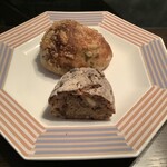 ラトリエ ドゥ プレジール - ドライトマトのパン（上）、ノアレザン（下）