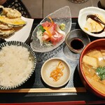魚匠 梶 - 艶々美しいお造り盛り合わせに、大きなお椀の豚汁や寄せ豆腐さらに野菜の天ぷら付き♪お造り天ぷら定食1,100円