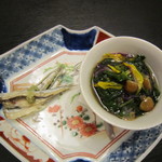 蕎酒季菜 玄武庵 - お通し　左：きびなご、右：春菊となめこのおひたし