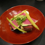 蕎麦豆腐の揚げ出し　黄色がバナナピーマン、紅色が紅芯大根、その下にズッキーニが少しだけ見えます。更に赤色のビール、一番下に蕎麦豆腐（殆ど見えませんw）