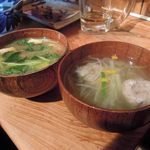 岸田屋 - いわしつみれ汁（手前）、なめこ汁