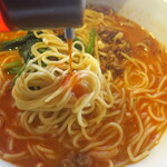 横浜中華　王記厨房 - ラー油投入～♪