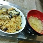 かき焼鎌倉本家まるか - 食べ放題の最後に牡蠣ごはんとお味噌汁。