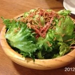 骨付鳥 一鶴 - 2012.12.2(日)11時50分訪問 サラダ400円とひな鳥870円（≧∇≦）