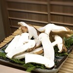 片折 - ◆この日頂く「松茸」、7名分かしら。朝採れで香りがいいこと。