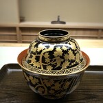 片折 - ◆毛蟹の真丈・・先ほどのお出しを使用された椀。この塗り椀とても素敵ですのでお尋ねしましたら、「辻石齊」作。 私の蒔絵の師は5代辻石齊先生ですが、いつの時代かは分かりませんが先代の作だそう。