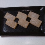 桔梗屋 - 黒い皿に