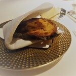 ムニ アラン デュカス - フロマージュのパン、カリカリ