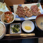 もんも - 料理写真:付け合わせのキムチ豆腐が大当たり！そして涸沼のシジミ汁の濃厚なことと言ったらない、こういう脇役に手を入れてくれるのは嬉しいです