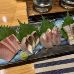 一喜 - (左)北海道産 天然鰤
            (右)地魚3種盛り合わせ
            かます、ほうぼう、炙り太刀魚