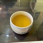 山見茶屋 - 注文すると先ずそば茶がテーブルに届いたんでこれを頂きながら蕎麦の出来上がりを待ちました。