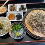 山見茶屋 - 妻の頼んだ蕎麦セット１２５０円。