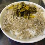 山見茶屋 - 此方には蕎麦とミニ豆腐に加えてじゃこ飯がセットになってました。