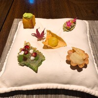 SPICE LAB TOKYO - ③インドソウルフードを小さな前菜に仕立てて　カルカッタ風ビーツのクロケット　イドゥリと治部煮のコンビネーション　仔羊のサモサ