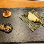 焼鳥YAMATO - 神戸・御影のマモンエ・フィーユのカナッペ
            岡山・吉田牧場のｶﾁｮｶｳﾞｧﾛ×広島・三国屋の二番海苔
            ｵﾒｻﾞﾝﾍﾞｰｶﾘｰ•黒胡椒のﾗｽｸに比内地鶏の生ﾊﾑとｷｬﾋﾞｱ