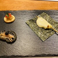 焼鳥YAMATO - 神戸・御影のマモンエ・フィーユのカナッペ
                    岡山・吉田牧場のｶﾁｮｶｳﾞｧﾛ×広島・三国屋の二番海苔
                    ｵﾒｻﾞﾝﾍﾞｰｶﾘｰ•黒胡椒のﾗｽｸに比内地鶏の生ﾊﾑとｷｬﾋﾞｱ