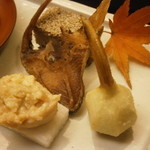 割烹 喜作 - 前菜　マナガツオ骨煎餅、豆腐味噌漬けと長芋、姫クワイ揚げ　アップ