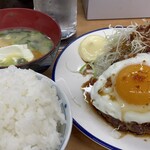 くわ焼 半蔵 - ハンバーグ定食目玉焼きトピ（1100円）