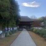 鮨おばな - 山門に続くアプローチ。両側に狸さんが勢揃い