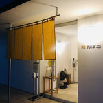 鮨おばな - 入り口です。やはり、狸さんが居ます