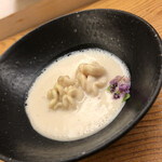 鮨おばな - 北海道の真鱈の白子、軽く炙って、裏漉しした白子スープに浮かべます。