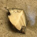 鮨おばな - 鮑の酒蒸し。無塩です。お酒だけで一度蒸しあげ、鮑の汗を抽出。冷ます過程でその汗を再び身に戻します。その結果、フワフワで地味溢れる逸品が完成。