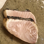 鮨おばな - 鰆です。直前に厨房の裏で藁焼きに。この工程ひとつで薫香を纏います。