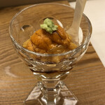 鮨おばな - 浜中産の馬糞ウニを贅沢に使用。煮切りと混ぜ混ぜしてバカラのグラスに沈め、さらに粒をトッピング。どなたが名付けたか知りませんが、親方外観ニコニコしながら『ウニパフェっす』と差し出されました。