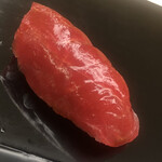 鮨おばな - 大間のマグロの赤身。骨に近い天端（テンパ）と呼ぶ希少部位。鉄と酸味がちょうど良い塩梅です。
