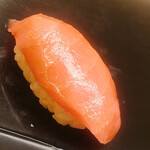 鮨おばな - 大間のマグロの背トロ。キメの細かい脂に悶絶。