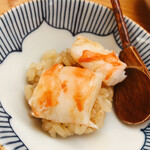 鮨おばな - 天然の車海老の小丼。十数年継ぎ足してきた海老味噌やカラの出汁のタレが味を決めます。確かにキチン質の香り。海老好きには堪りません。