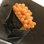 鮨おばな - イクラの、恐らく味噌漬け。濃厚な半熟卵のような味わいに興奮しました。