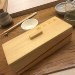 鮨おばな - 桐の箱を開けるとお絞りが。香りがつけが上品っす