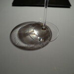 レ セゾン - Montrachet / Domaine Jacques Prieur の落射光と "ワインの涙" の影