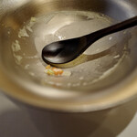 レ セゾン - この木のスプーンだと最後まで掬えない。日本にはジルコニア製の良いスプーンがあるのだが。