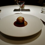 レ セゾン - clocheの中身は、La fameuse truffe en croûte comme du temps de Gérard Boyer aux Crayerés